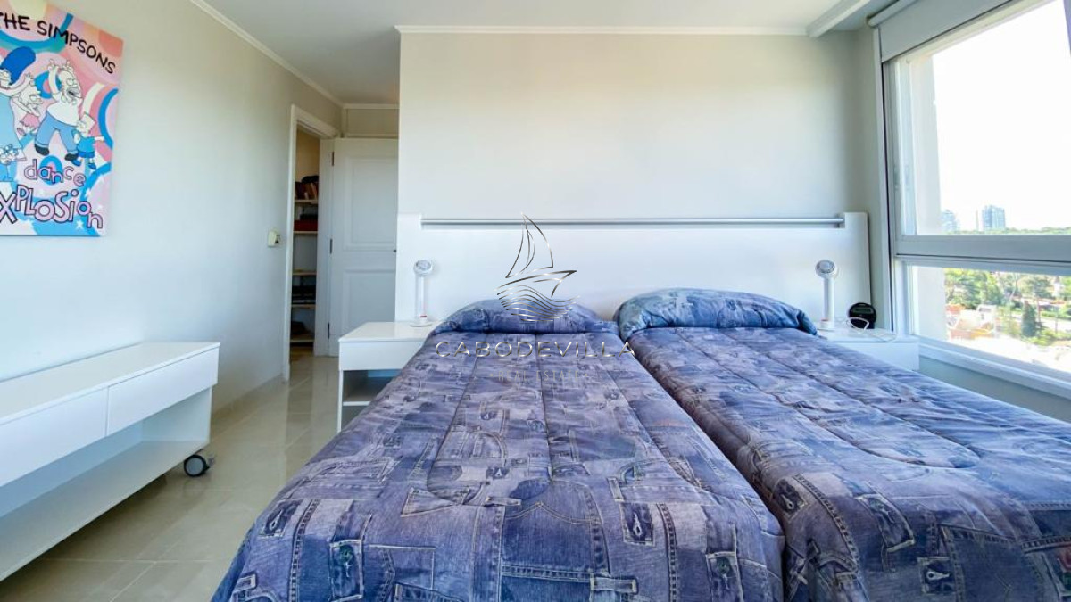 Apartamento ID.27 - En venta y alquiler temporal apartamento de 3 dormitorios más dependencia de servicio, Playa Mansa 
