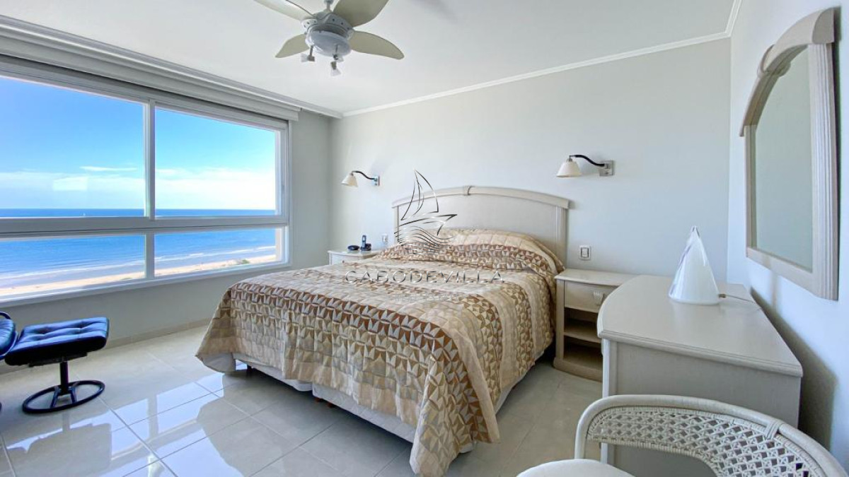 Apartamento ID.27 - En venta y alquiler temporal apartamento de 3 dormitorios más dependencia de servicio, Playa Mansa 