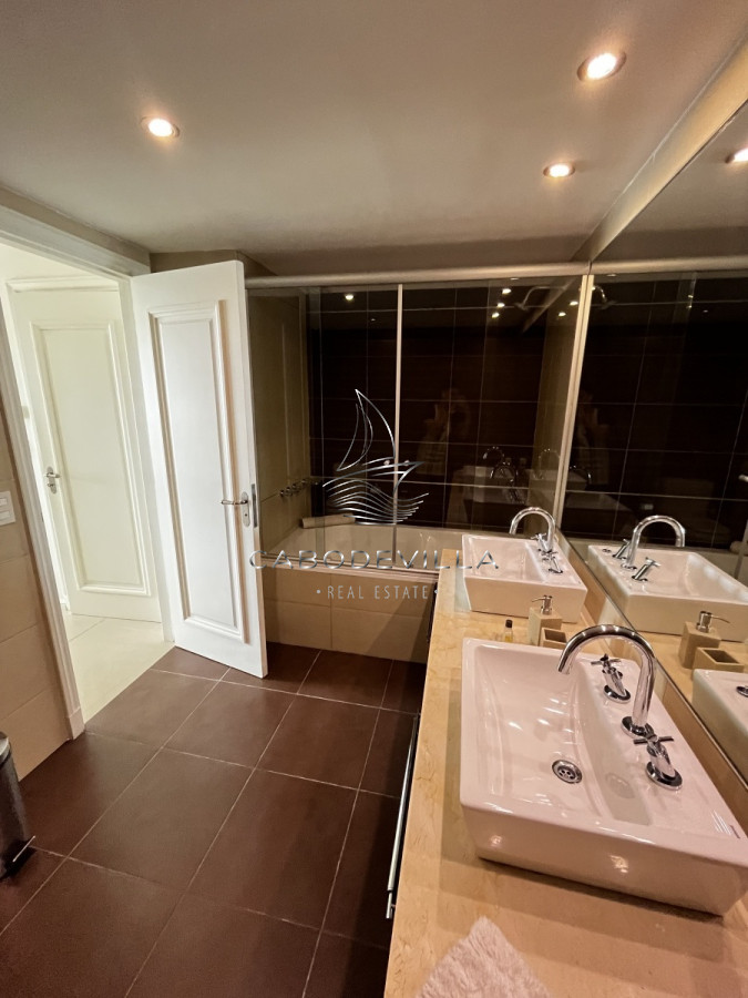 Apartamento ID.202 - En alquiler apartamento de 2 dormitorios 2 baños en parada 1 de Playa Brava 
