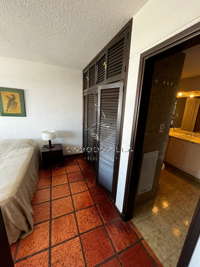 Apartamento ID.69 - En venta apartamento y alquiler anual de 2 dormitorios con vista al mar, Punta del Este 
