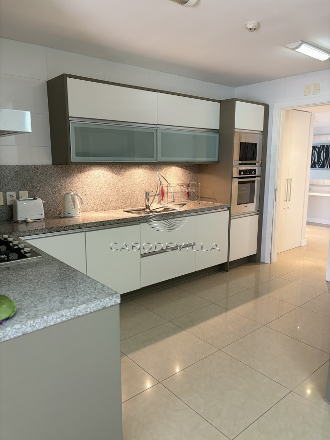 Apartamento ID.429 - En alquiler anual departamento de 3 dormitorios más dependencia de servicio 