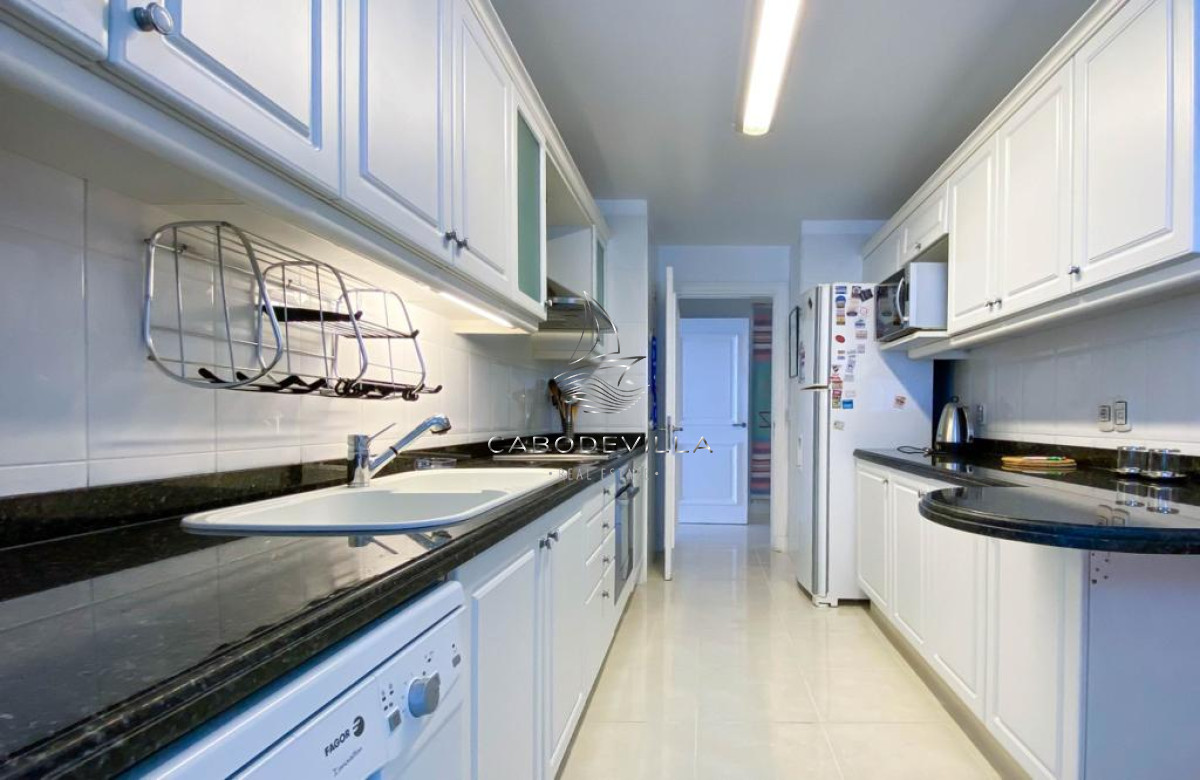 Apartamento ID.27 - En venta y alquiler temporal apartamento de 3 dormitorios más dependencia de servicio, Playa Mansa 