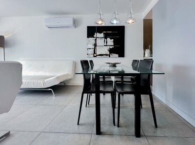 Venta de apartamento de 1 dormitorio y medio con un baño equipado por Philippe Starck en Torre YOO Punta.