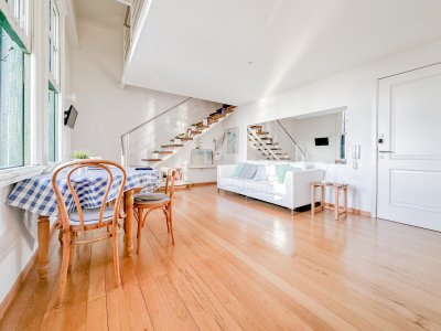 Venta de apartamento duplex de un dormitorio en histórico Edificio Biarritz