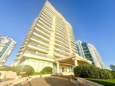  Venta de Apartamento de tres dormitorios en Coral Tower, Punta del Este.