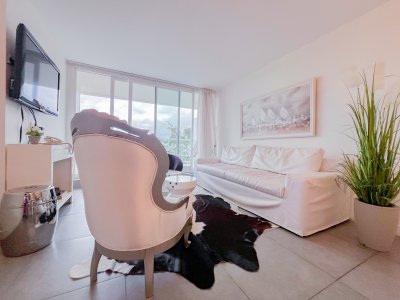 Venta de apartamento de 1 dormitorio y medio con dos baños equipado por Philippe Starck en Torre YOO Punta.