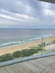 En venta y alquiler anual apartamento de 3 dormitorios mas dependencia primera línea de Playa Brava Punta del Este