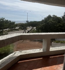 En venta apartamento de 2 dormitorios y 2 baños en primera línea de Playa Mansa Punta del Este