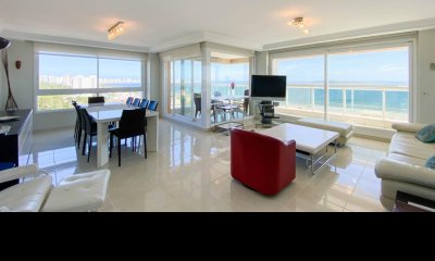 En venta y alquiler temporal apartamento de 3 dormitorios más dependencia de servicio, Playa Mansa