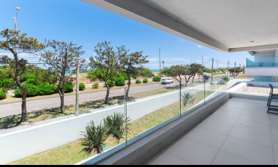 En venta apartamento de 3 dormitorios en primera línea de playa mansa