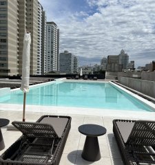 En venta y alquiler departamento en Playa Brava de 2 dormitorios en suite