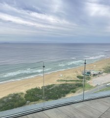 En venta y alquiler anual apartamento de 3 dormitorios mas dependencia primera línea de Playa Brava Punta del Este