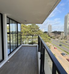 En venta y alquiler anual apartamento de 3 dormitorios Punta del Este