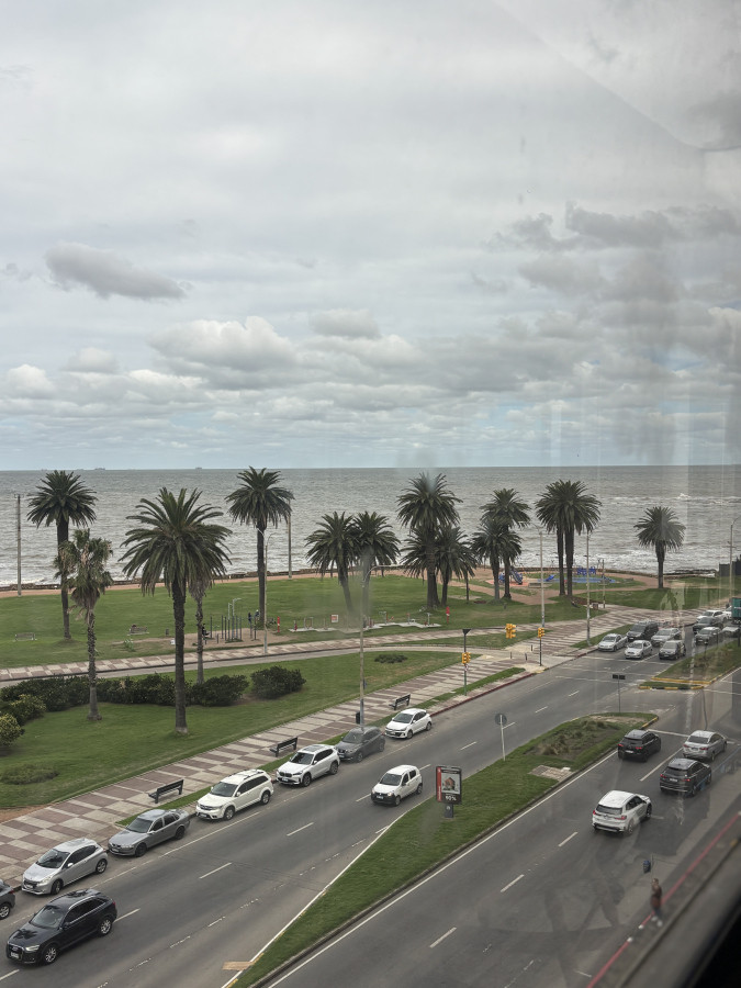 En venta departamento en Punta Carretas sobre la Rambla 