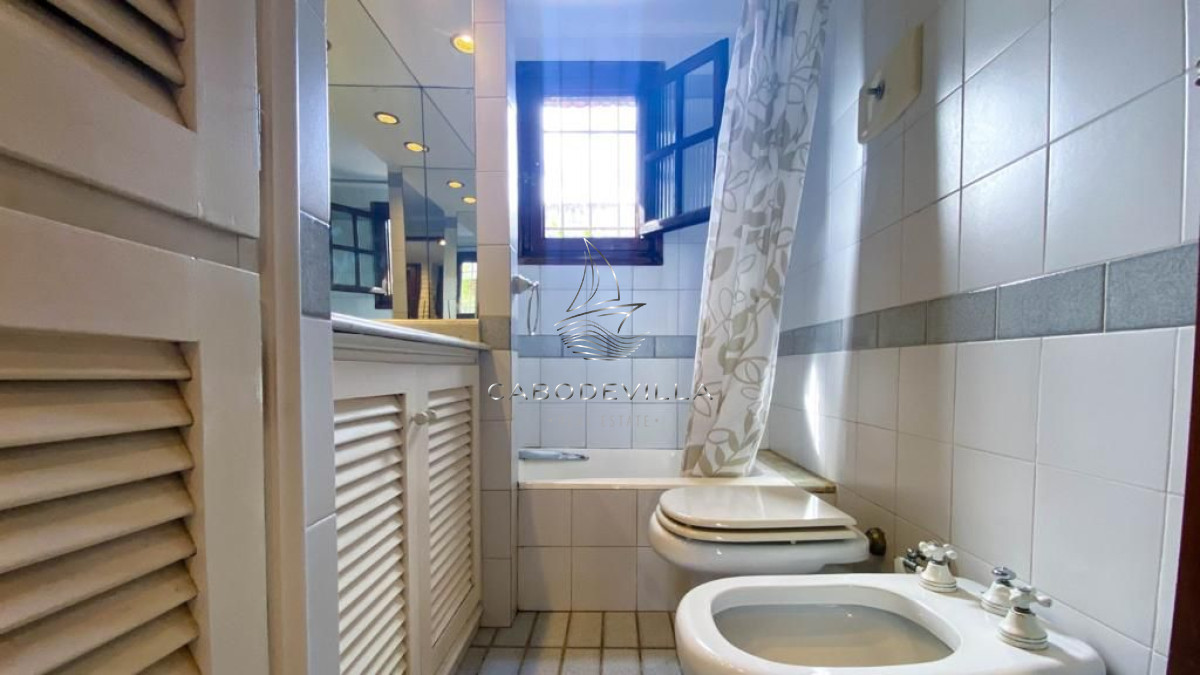 Casa ID.18 - En venta y alquiler casa de 4 dormitorios, Playa Mansa