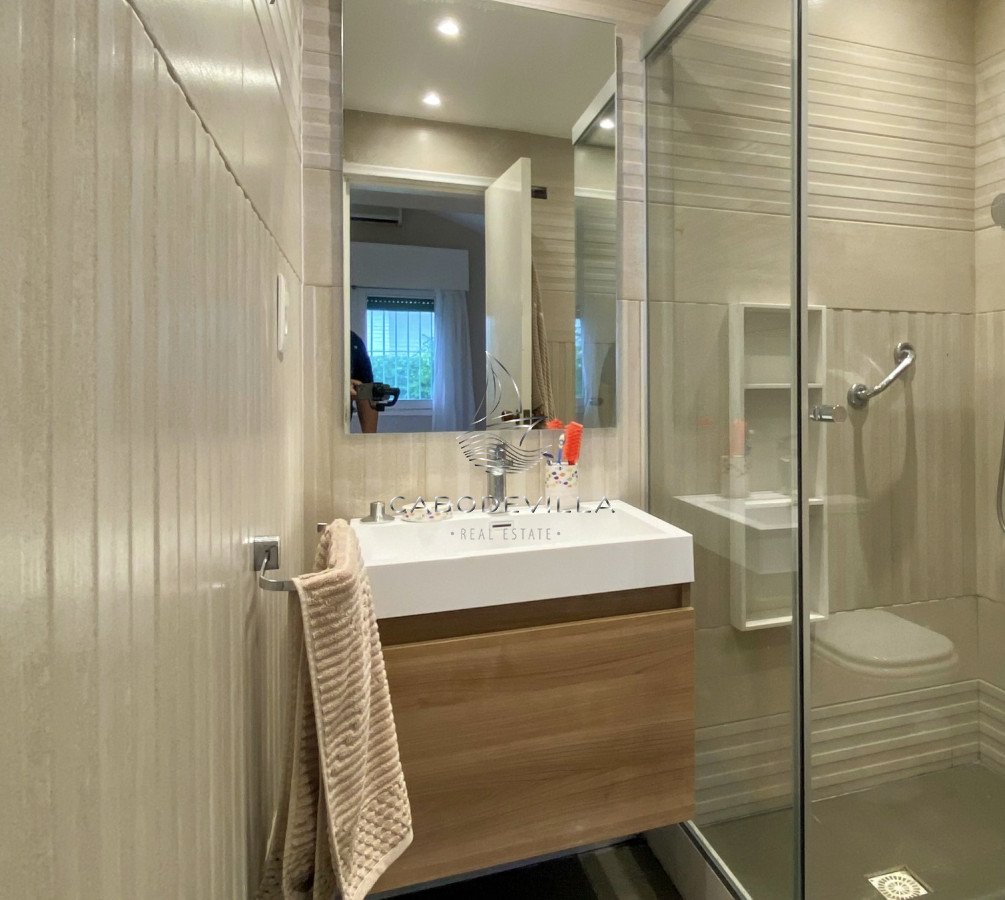 Casa ID.248 - En venta y alquiler anual casa de 4 dormitorios más dependencia de servicio en Playa Mansa punta del Este 