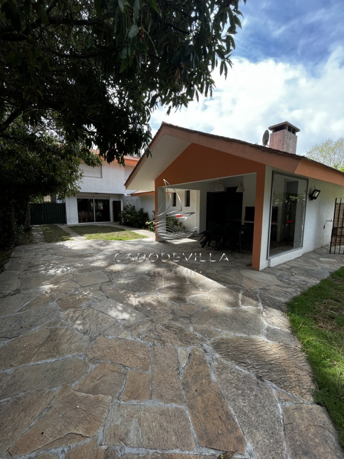Casa ID.252 - Alquiler anual de casa de 3 dormitorios mas dependencia de servicio en Aidy Grill Punta del Este 