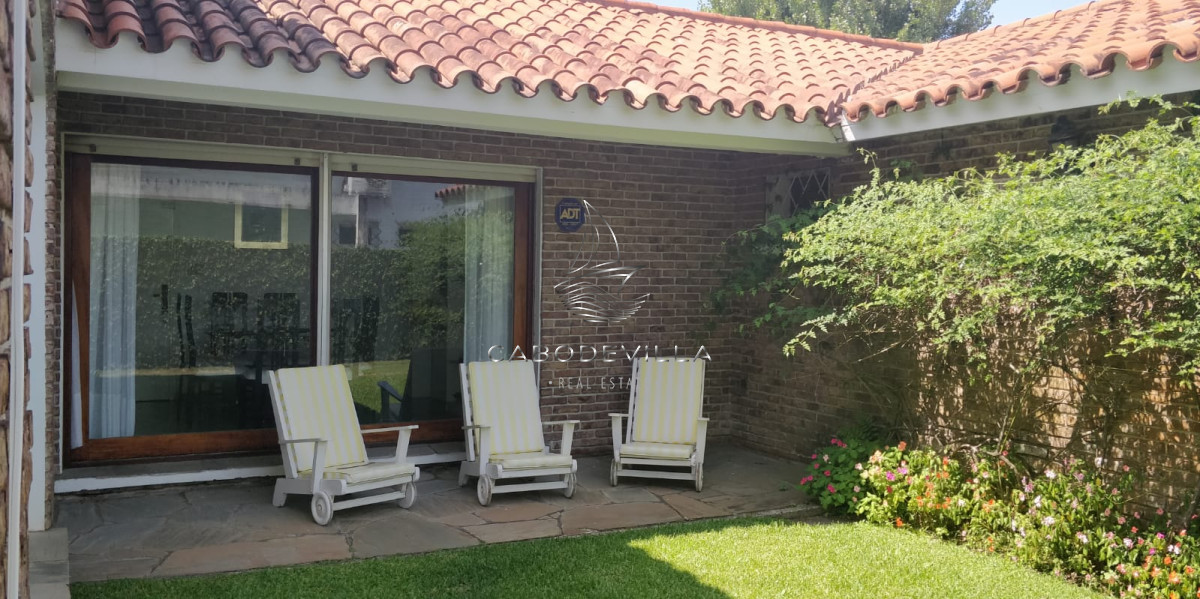 Casa ID.248 - En venta y alquiler anual casa de 4 dormitorios más dependencia de servicio en Playa Mansa punta del Este 