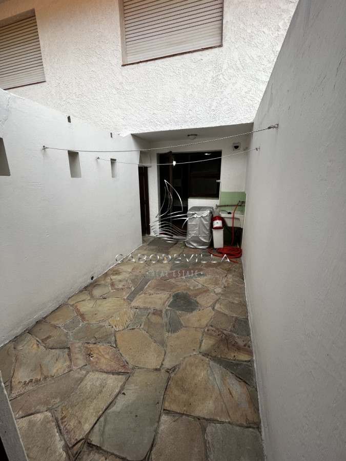 Casa ID.252 - Alquiler anual de casa de 3 dormitorios mas dependencia de servicio en Aidy Grill Punta del Este 