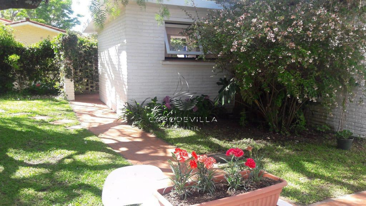 Casa ID.276 - En venta y alquiler casa de 3 dormitorios mas dependencia en Punta del Este, Playa Mansa 