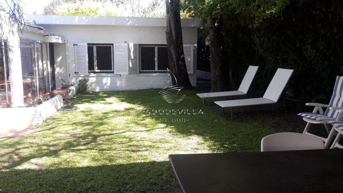 Casa ID.276 - En venta y alquiler casa de 3 dormitorios mas dependencia en Punta del Este, Playa Mansa 
