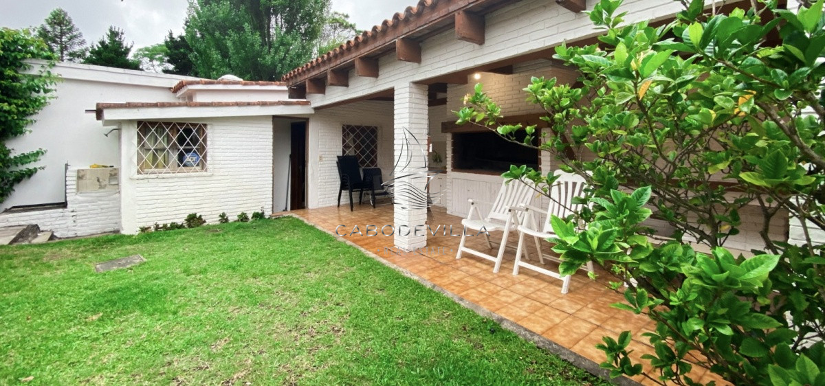 Casa ID.248 - En venta y alquiler anual casa de 4 dormitorios más dependencia de servicio en Playa Mansa punta del Este 