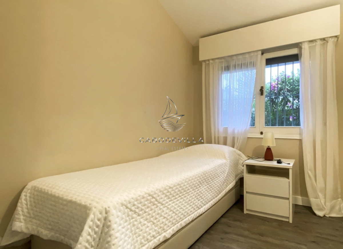 Casa ID.248 - En venta y alquiler anual casa de 4 dormitorios más dependencia de servicio en Playa Mansa punta del Este 