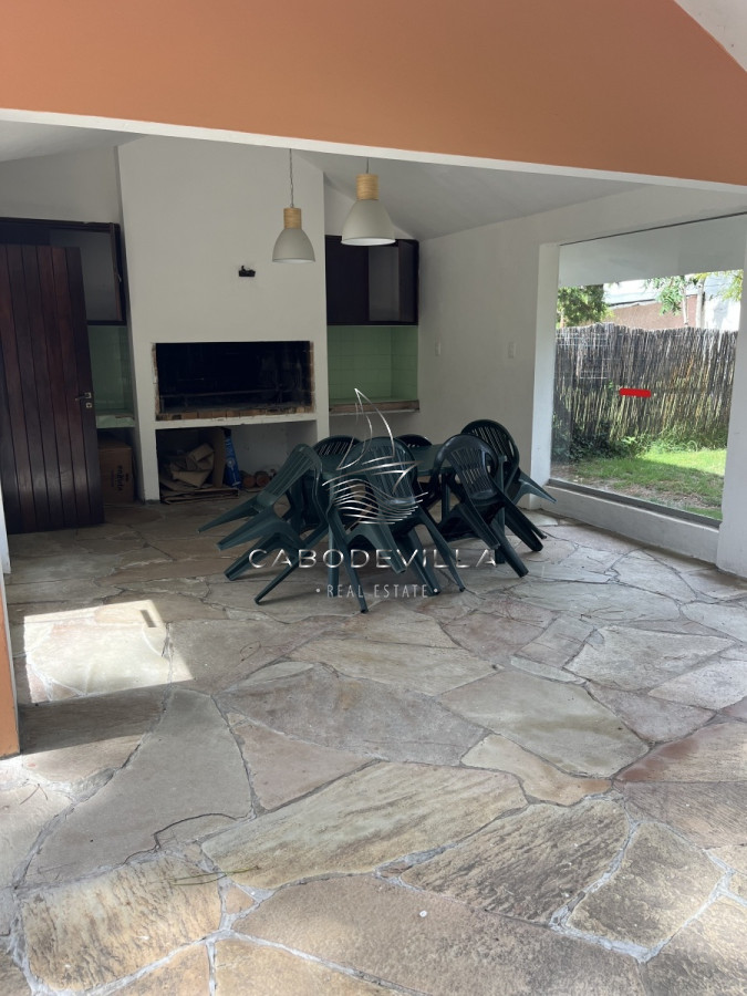 Casa ID.252 - Alquiler anual de casa de 3 dormitorios mas dependencia de servicio en Aidy Grill Punta del Este 