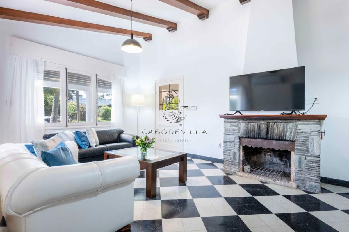 Casa ID.407 - En alquiler casa de 3 dormitorios más dependencia de servicio Punta del Este 
