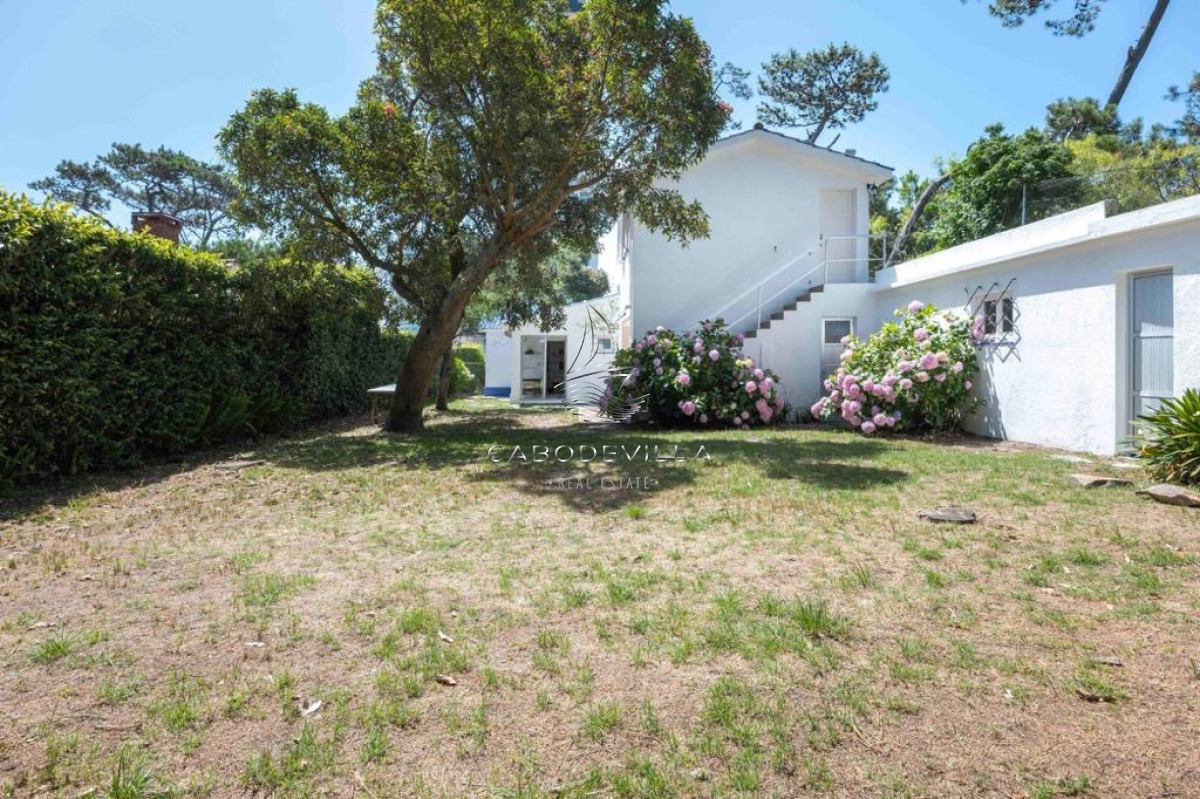 Casa ID.407 - En alquiler casa de 3 dormitorios más dependencia de servicio Punta del Este 