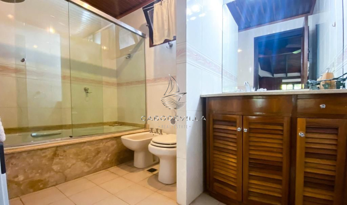 Casa ID.18 - En venta y alquiler casa de 4 dormitorios, Playa Mansa