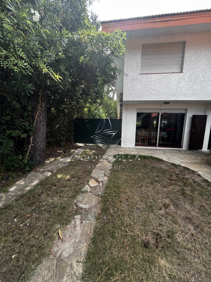 Casa ID.252 - Alquiler anual de casa de 3 dormitorios mas dependencia de servicio en Aidy Grill Punta del Este 