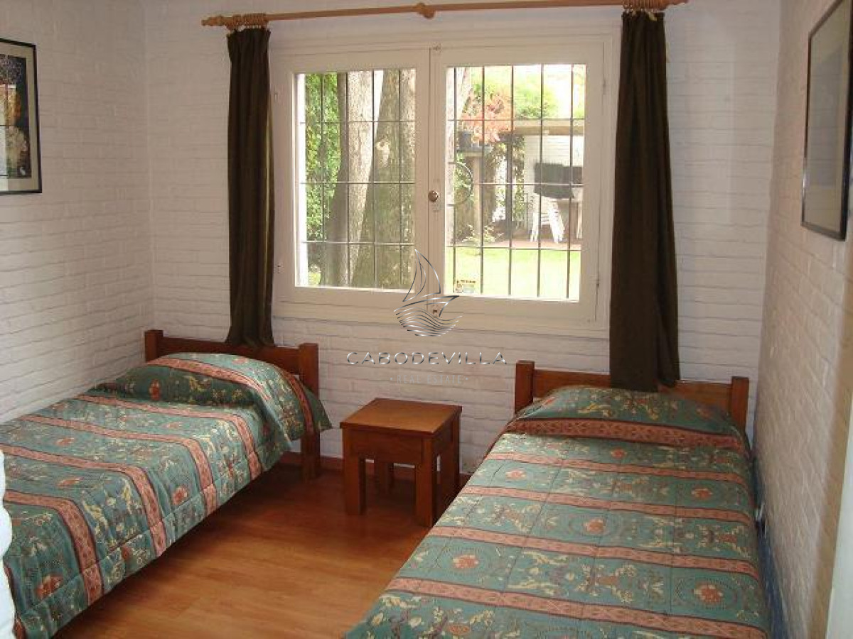 Casa ID.276 - En venta y alquiler casa de 3 dormitorios mas dependencia en Punta del Este, Playa Mansa 