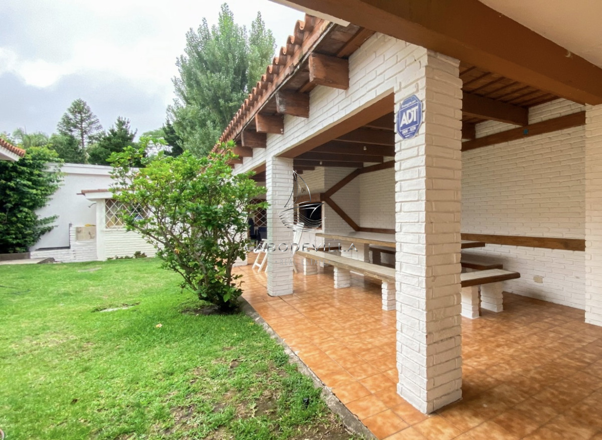 Casa ID.248 - En venta y alquiler anual casa de 4 dormitorios más dependencia de servicio en Playa Mansa punta del Este 