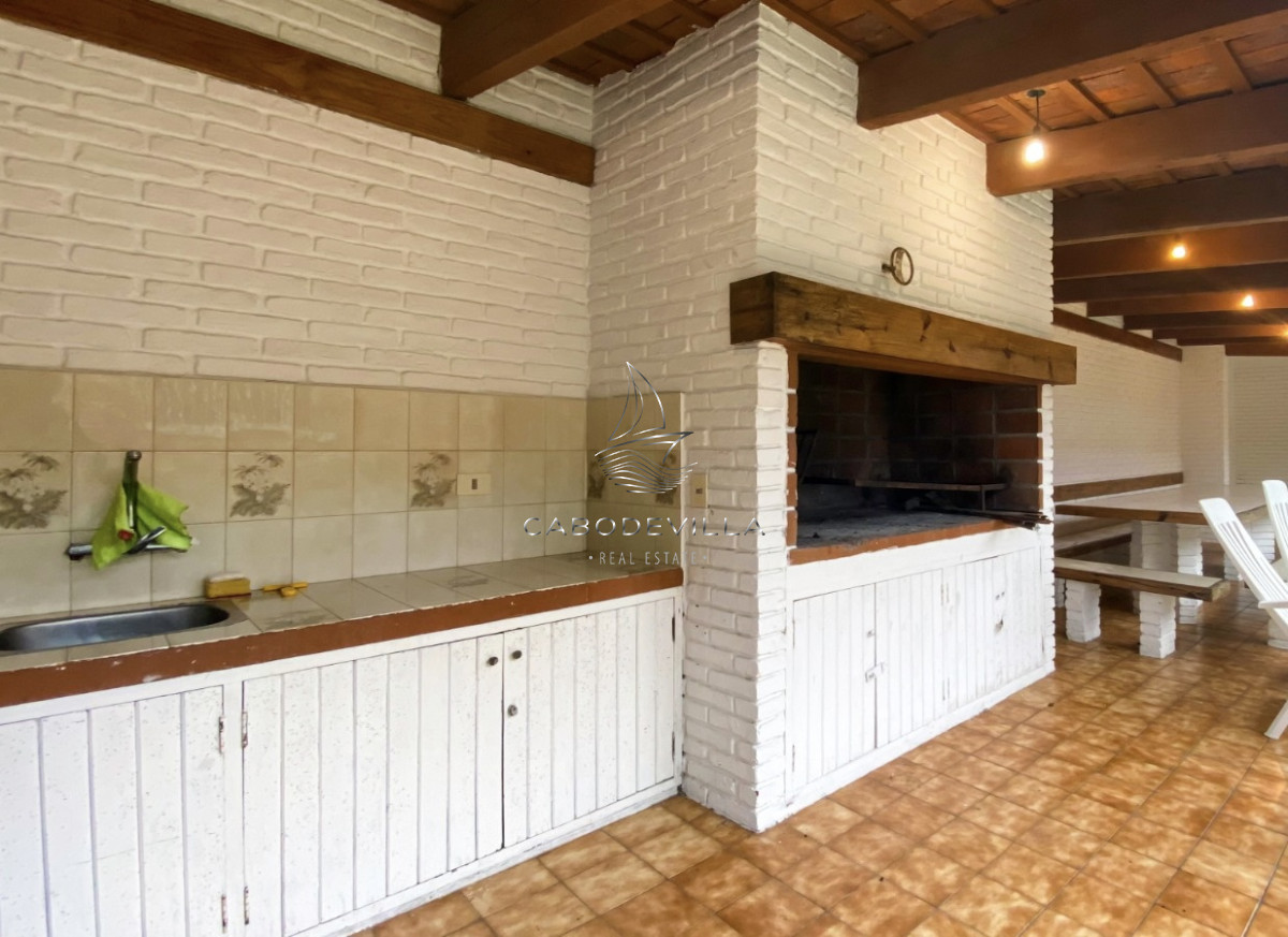Casa ID.248 - En venta y alquiler anual casa de 4 dormitorios más dependencia de servicio en Playa Mansa punta del Este 