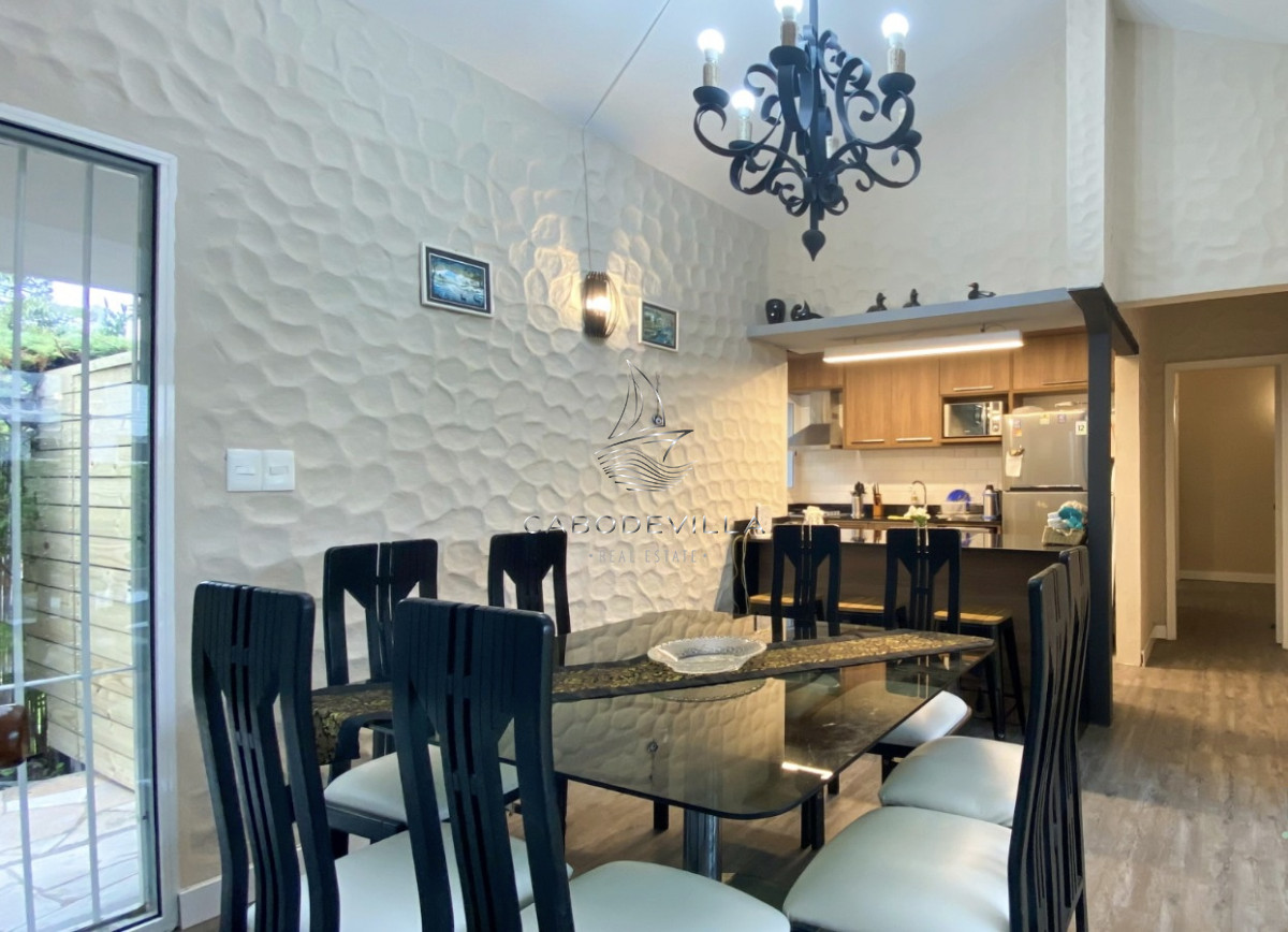 Casa ID.248 - En venta y alquiler anual casa de 4 dormitorios más dependencia de servicio en Playa Mansa punta del Este 