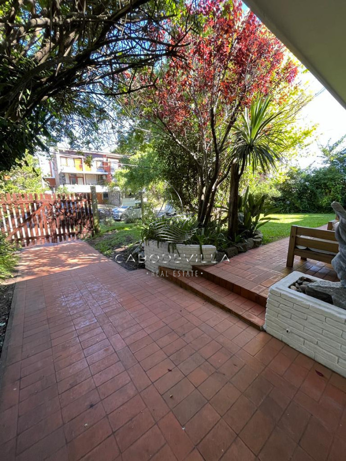 Casa ID.276 - En venta y alquiler casa de 3 dormitorios mas dependencia en Punta del Este, Playa Mansa 