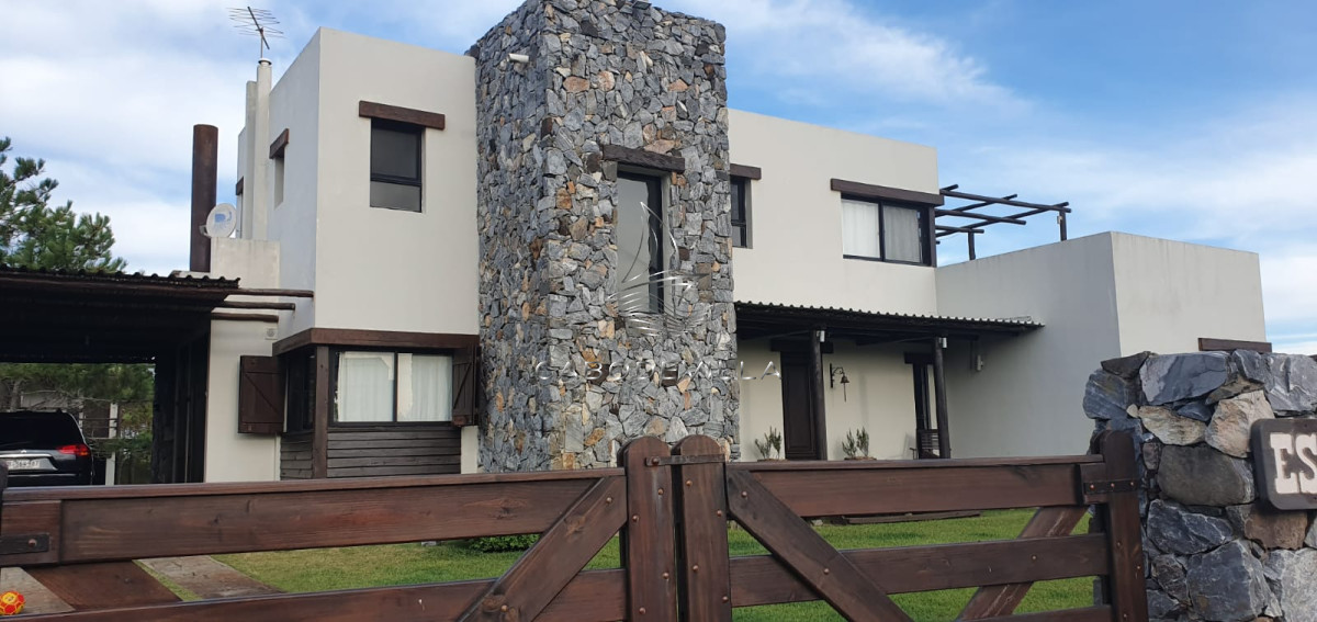 Casa ID.209 - Casa en venta y alquiler de 4 dormitorios con piscina climatizada José Ignacio Punta del Este 