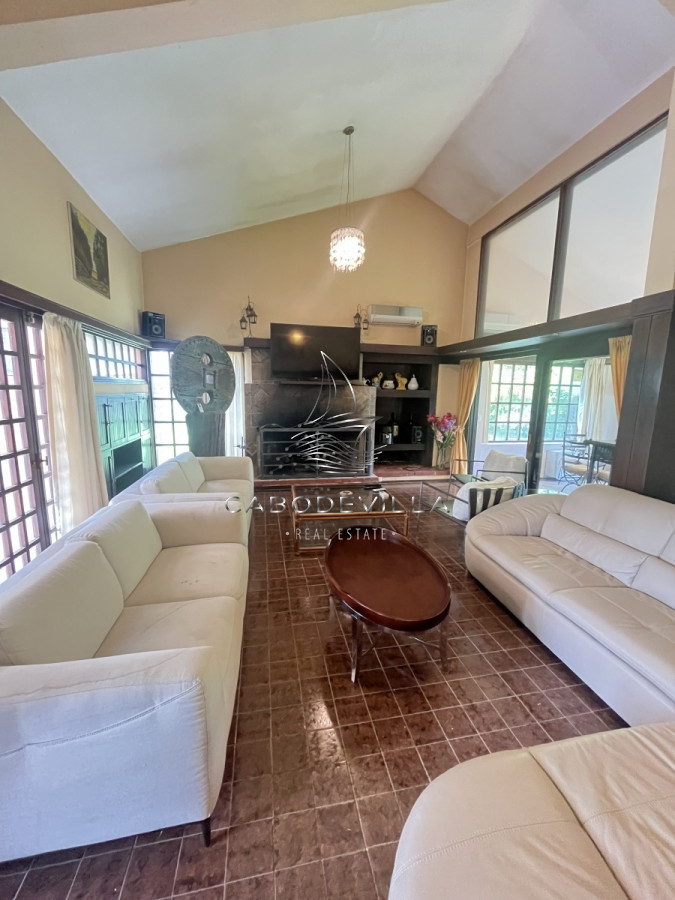 Casa ID.268 - En venta y alquiler anual casa de 4 dormitorios más dependencia de servicio Punta del Este 