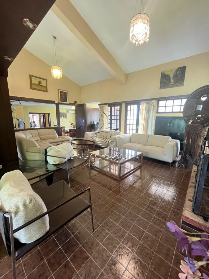 Casa ID.268 - En venta y alquiler anual casa de 4 dormitorios más dependencia de servicio Punta del Este 