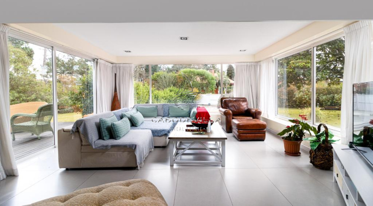 Casa ID.79 - Venta y Alquiler anual casa de 5 dormitorios con piscina climatizada Punta del Este 