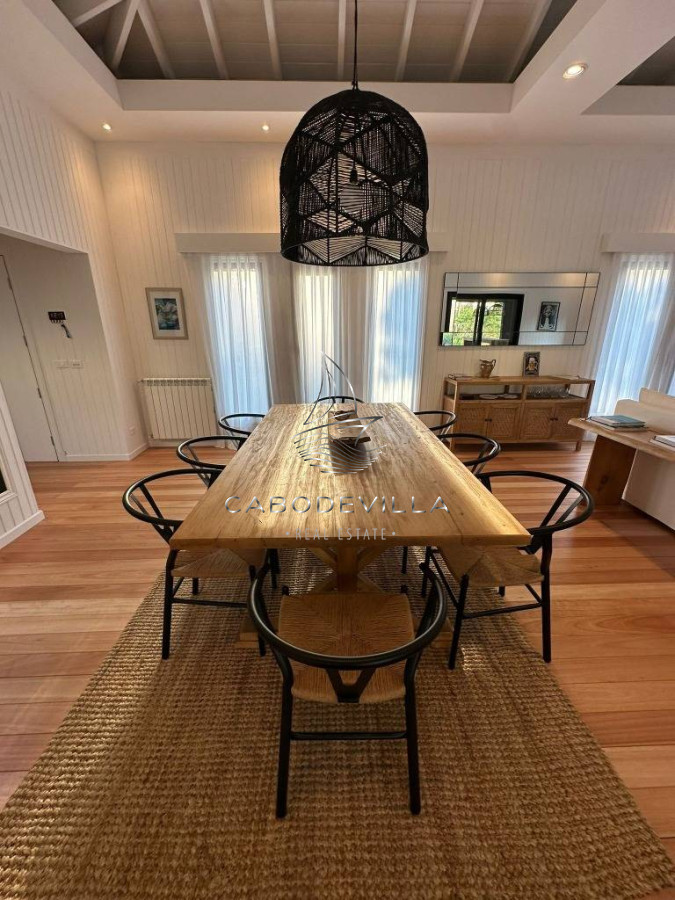 Casa ID.312 - En venta excepcional casa de 3 dormitorios más dependencia de servicio en Laguna Blanca