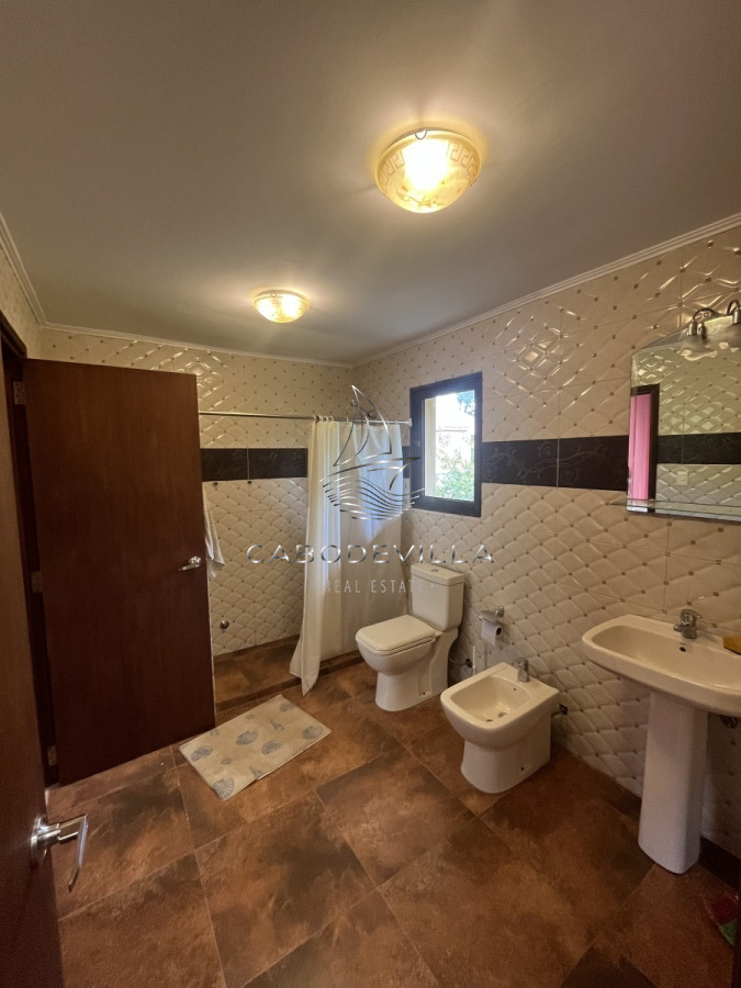 Casa ID.268 - En venta y alquiler anual casa de 4 dormitorios más dependencia de servicio Punta del Este 