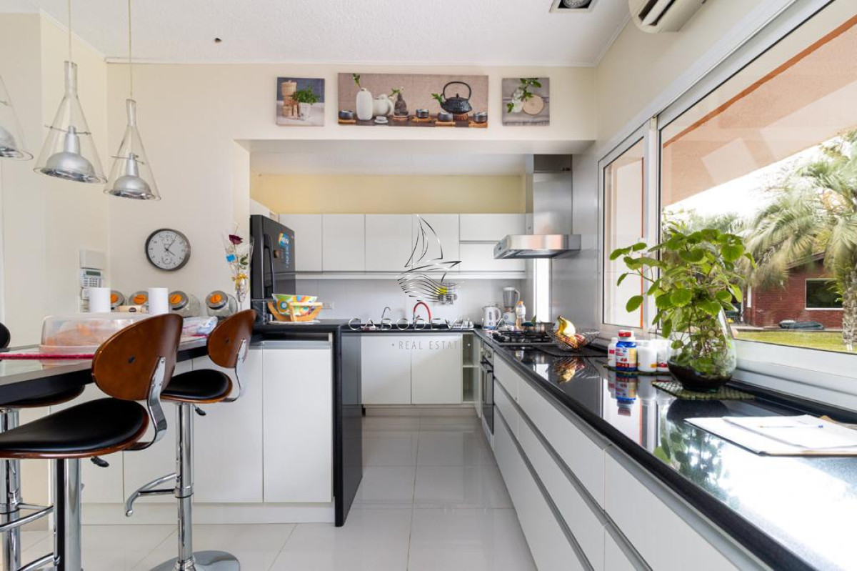 Casa ID.79 - Venta y Alquiler anual casa de 5 dormitorios con piscina climatizada Punta del Este 