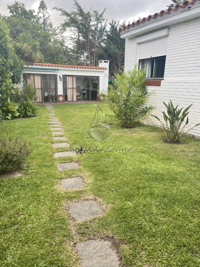 Casa ID.240 - Casa en alquiler  3 dormitorios más dependencia de servicio Pinares Punta del Este