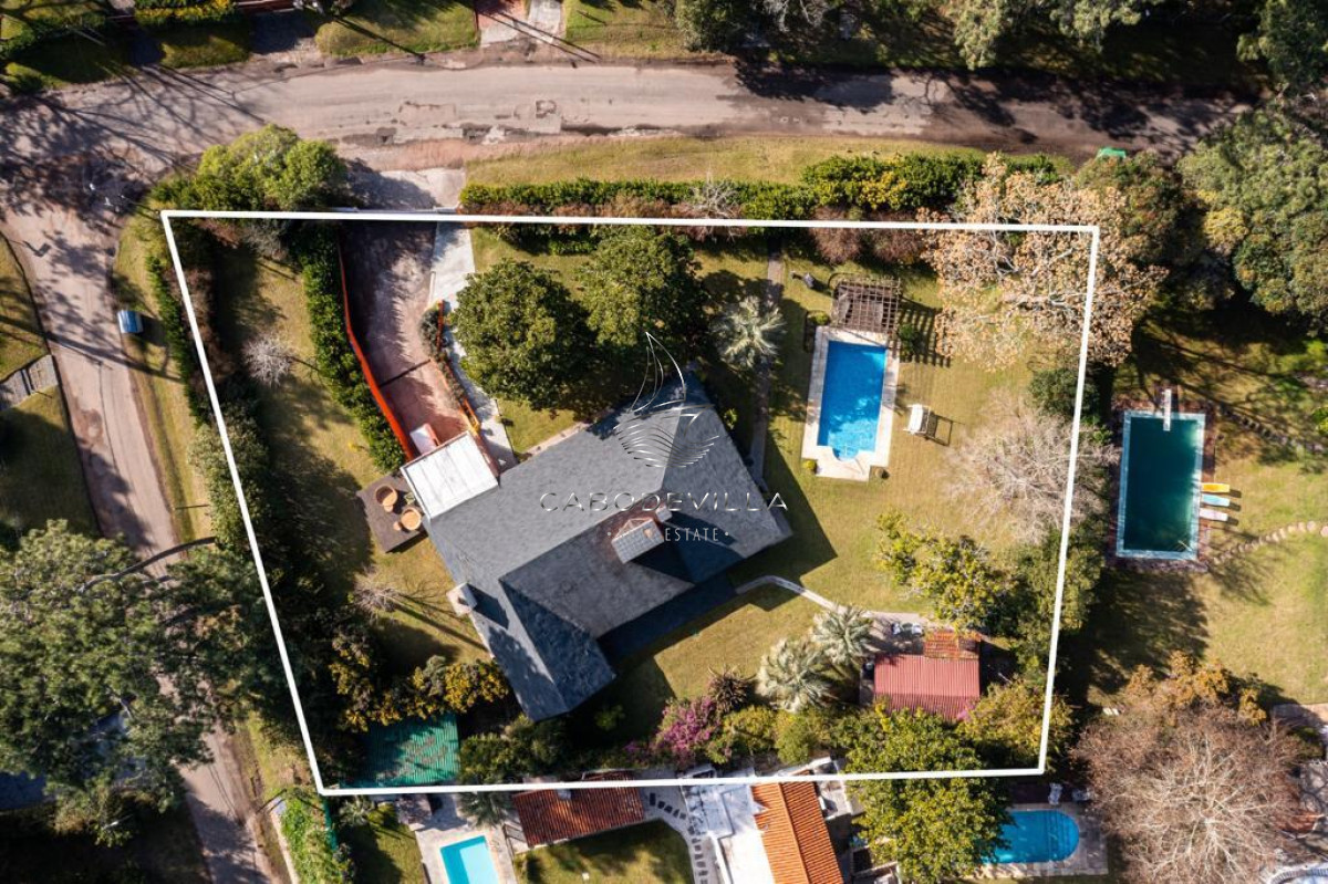 Casa ID.79 - Venta y Alquiler anual casa de 5 dormitorios con piscina climatizada Punta del Este 