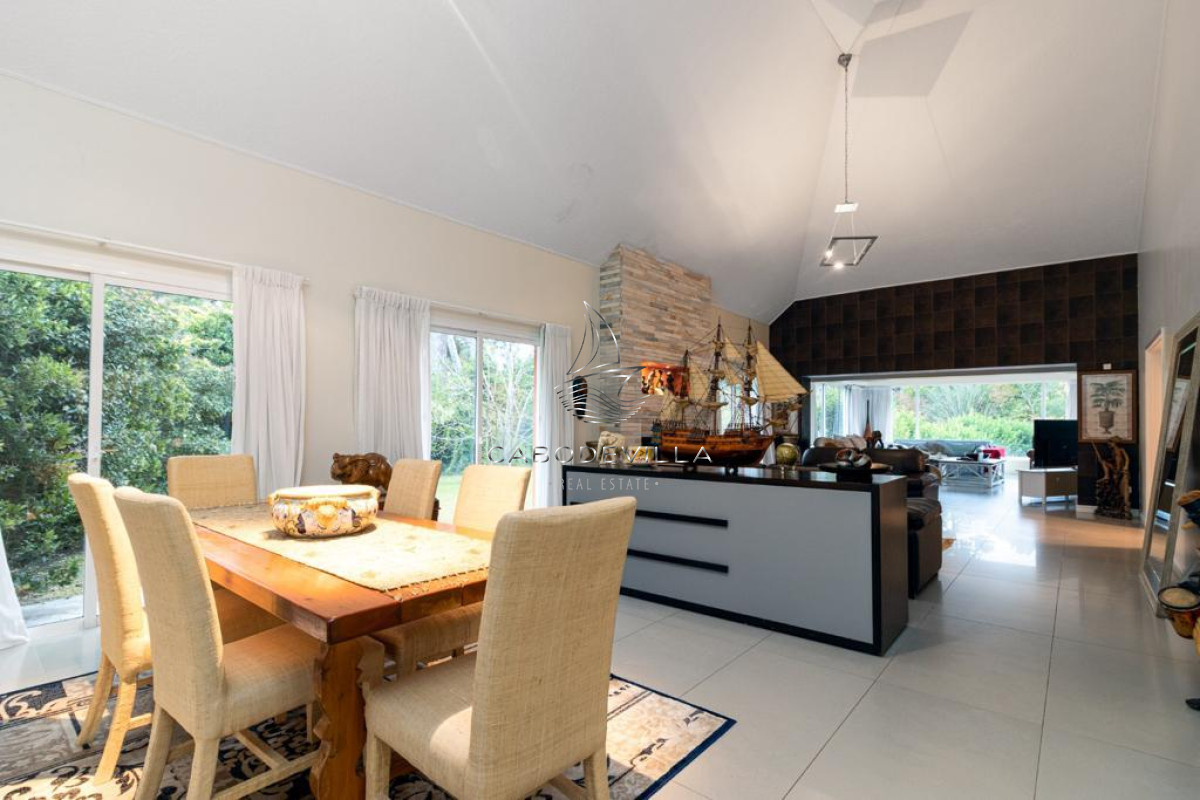 Casa ID.79 - Venta y Alquiler anual casa de 5 dormitorios con piscina climatizada Punta del Este 