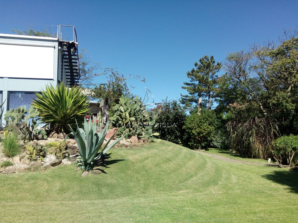 Casa ID.812 - Muy sólida construcción en Parada 26 Playa Brava