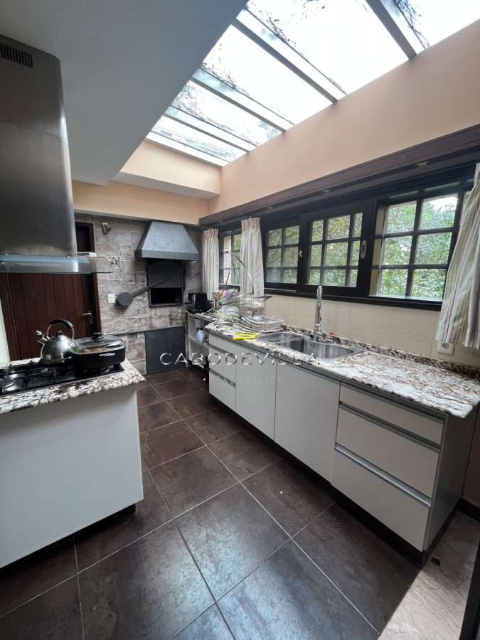 Casa ID.268 - En venta y alquiler anual casa de 4 dormitorios más dependencia de servicio Punta del Este 