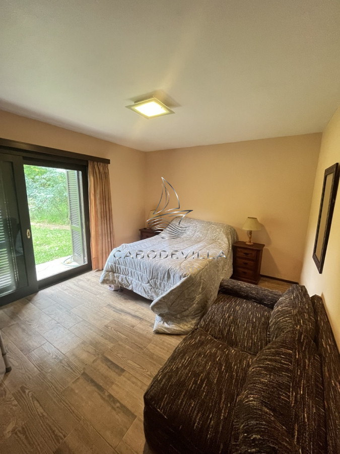 Casa ID.268 - En venta y alquiler anual casa de 4 dormitorios más dependencia de servicio Punta del Este 